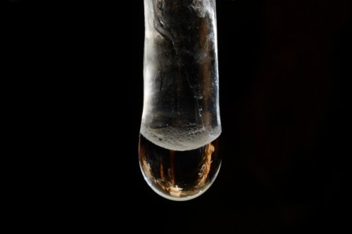 Grotta Impossibile (région de Trieste, Italie) - Réflexions dans une goutte au bout d'une stalactite(SP-13-1108)