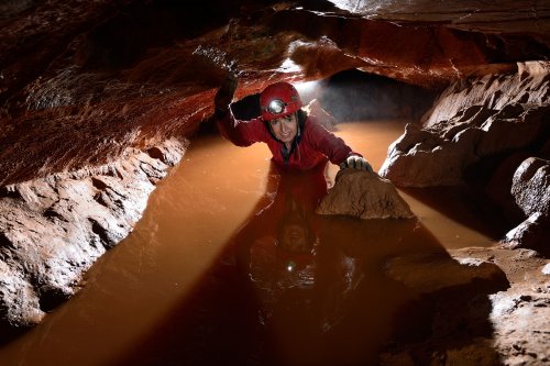 Grotte du Mas de la Jarre (Hérault) - Spéléo dans galerie basse avec de l'eau(SP-13-1335)