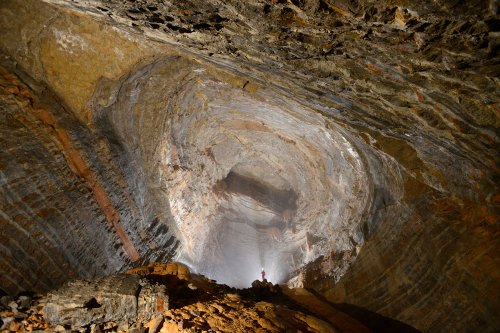 Fontaine de Champclos (Ardèche) - Salle du Mont Blanc avec spéléo perché en haut du cône d'éboulis(SP-13-1517)