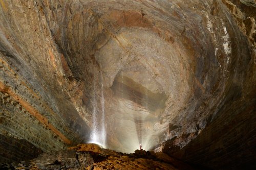 Fontaine de Champclos (Ardèche) - Salle du Mont Blanc avec cascatelle tombant du plafond et spéléo perché en hauteur. (SP-13-1519)