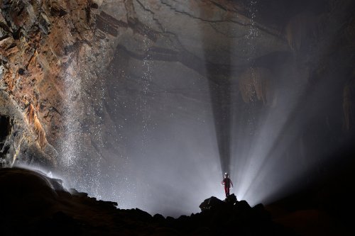 Fontaine de Champclos (Ardèche) - Salle du Mont Blanc : personnage perché avec rayons de lumière en contre jour (SP-13-1524)
