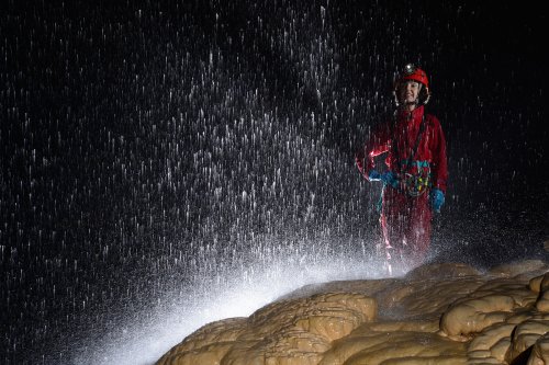 Fontaine de Champclos (Ardèche) - Salle du Mont Blanc : eau tombant sur dôme de calcite avec personnage derrière(SP-13-1532)