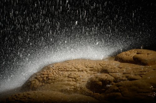 Fontaine de Champclos (Ardèche) - Salle du Montblanc : eau tombant sur dôme de calcite(SP-13-1537)