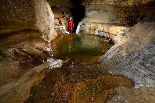 Goule de Sauvas (Gard) - Rivière avec vasque d'eau verte (personnage en fond) (SP-13-1583)