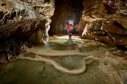 Grotte de Coufin-Chevaline - Progression dans la rivière : galerie avec gours remplis d'eau verte(SP-14-0189)