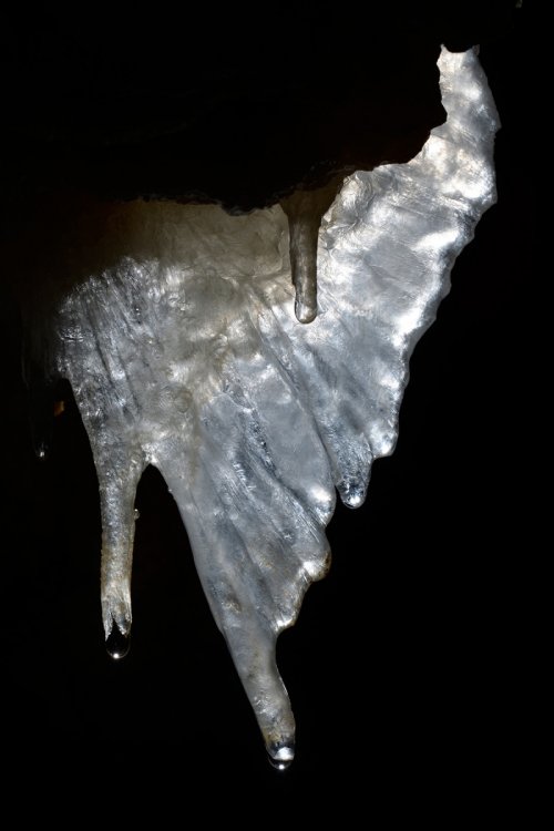 KotalehKhor Cave (Province de Zanjan, Iran) - Petite draperie de calcite translucide en contre-jour(SP-15-0010)