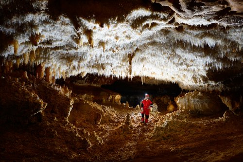 KotalehKhor Cave (Province de Zanjan, Iran) - Galerie concrétionnée avec fistuleuses au plafond et cristaux au sol témoignant d'une cristallisation en zone noyée(SP-15-0016)
