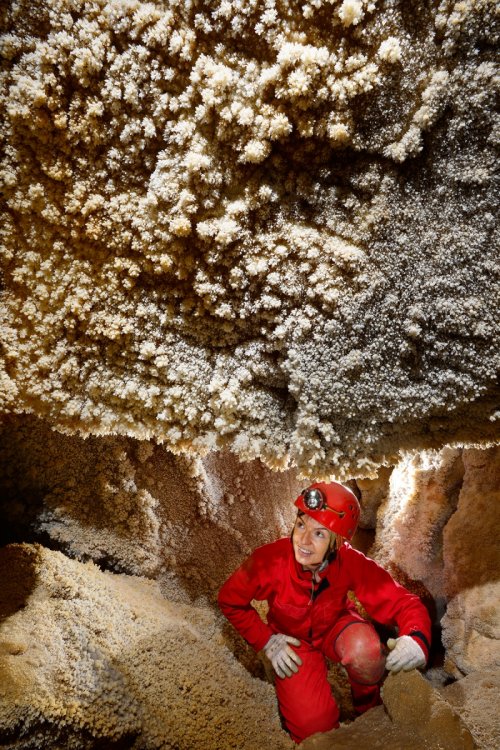 KotalehKhor Cave (Province de Zanjan, Iran) - Passage entre des blocs couverts de petits cristaux de calcite (SP-15-0048)