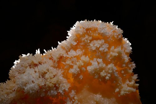 KotalehKhor Cave (Province de Zanjan, Iran) - Stalagmite couverte de petits cristaux blancs de calcite(SP-15-0051)