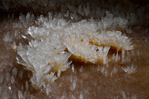 KotalehKhor Cave (Province de Zanjan, Iran) - Détail de cristaux de calcite triangulaires au sol(SP-15-0076)