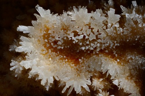 KotalehKhor Cave (Province de Zanjan, Iran) - développement de cristaux de calcite triangulaires dans un gour(SP-15-0092)
