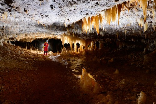 KotalehKhor Cave (Province de Zanjan, Iran) - Galerie concrétionnée avec une rangée de stalactites alignées sur une fracture(SP-15-0108)