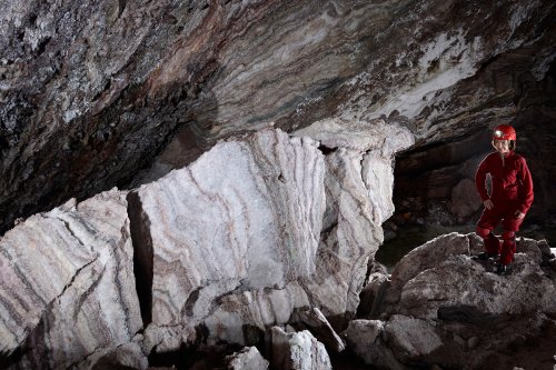 3N Cave(Namakdan, Qeshm, Iran) - Détail d'un bloc effondré du plafond avec les dépôts de couches de sel de différentes couleur(SP-15-0166)