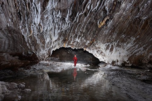 3N Cave(Namakdan, Qeshm, Iran) - Progression dans la rivière avec coulées de sel au plafond de la galerie (SP-15-0175)