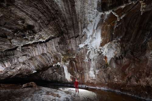 3N Cave(Namakdan, Qeshm, Iran) - Progression dans la rivière avec strates de sel visibles au plafond(SP-15-0181)