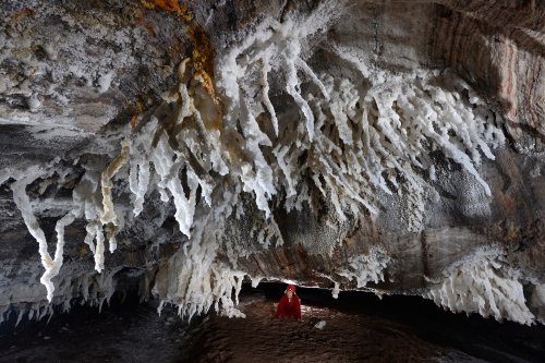 3N Cave(Namakdan, Qeshm, Iran) - Passage bas débouchant dans une salle avec des stalactites massives de sel(SP-15-0203)