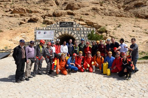Nakhjir Cave (Delijan, Iran) - Stage de perfectionnement à la photographie souterraine organisé par l'Iran Mountaineering & Sport Climbing Federation - Participants à l'entrée de la grotte(SP-15-0430)