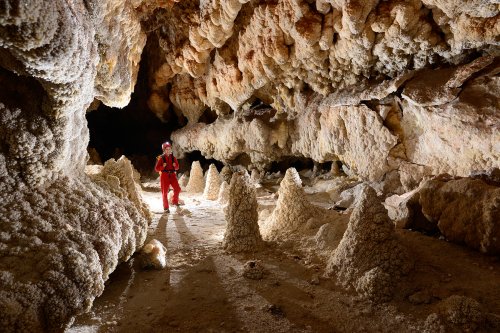 Nakhjir Cave (Delijan, Iran) - Stage de perfectionnement à la photographie souterraine organisé par l'Iran Mountaineering & Sport Climbing Federation - Galerie avec cônes (SP-15-0437)