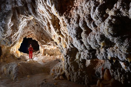 Nakhjir Cave (Delijan, Iran) - Stage de perfectionnement à la photographie souterraine organisé par l'Iran Mountaineering & Sport Climbing Federation - Galerie avec paroi couverte de cristaux(SP-15-0440)