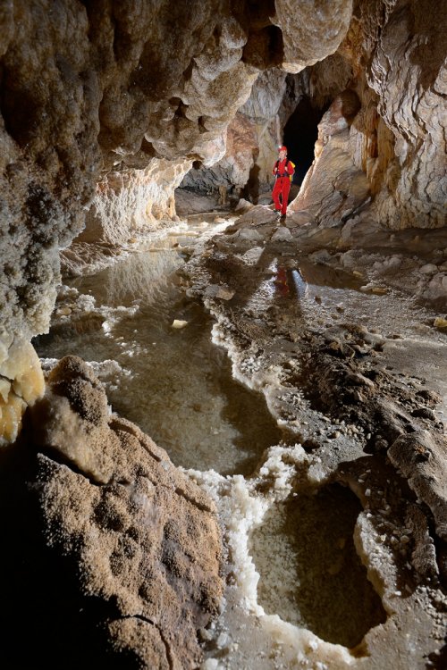 Nakhjir Cave (Delijan, Iran) - Stage de perfectionnement à la photographie souterraine organisé par l'Iran Mountaineering & Sport Climbing Federation - Galerie avec gours et cristaux au sol(SP-15-0445)