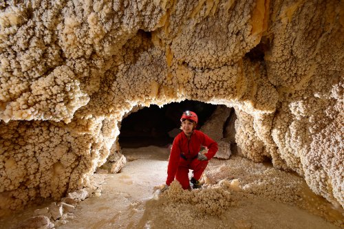 Nakhjir Cave (Delijan, Iran) - Stage de perfectionnement à la photographie souterraine organisé par l'Iran Mountaineering & Sport Climbing Federation - Galerie tapissée de cristaux(SP-15-0462)