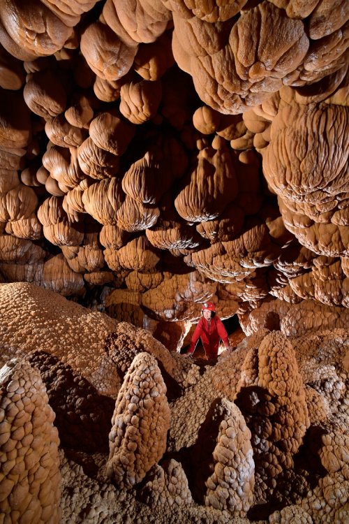 Sima de la Higuera (Pliego, Région de Murcia, Espagne) - Galerie avec cônes au sol et "nuages" au plafond(SP-15-0524)