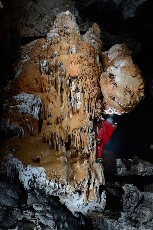 Buzluk Cave (Pinarbasi - Turquie) : escalade improbable d'un pilier stalagmitique(SP-15-0827)