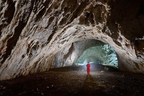 Ilgarini Cave (Kure Mountains National Park - Turquie) : Galerie principale éclairée en fond par la lumière du jour(SP-15-0850)