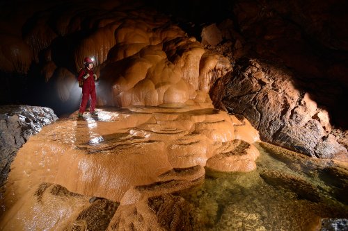 Mencilis Cave (Safranbolu, Turquie) : spéléologue près d'un gour(SP-15-0880)