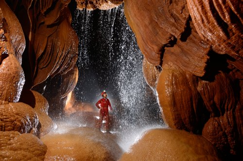 Mencilis Cave (Safranbolu, Turquie) : Cascade tombant au milieu de coulées de calcite.(SP-15-0887)