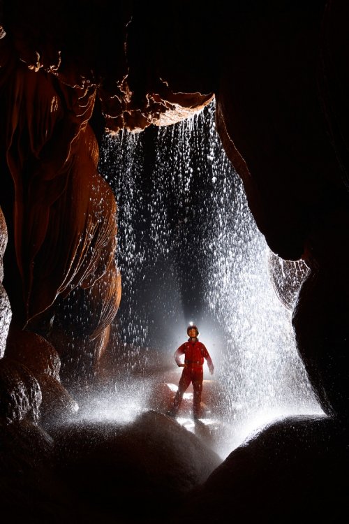 Mencilis Cave (Safranbolu, Turquie) :  cascade au milieu de coulées de calcite (en contre jour)(SP-15-0889)