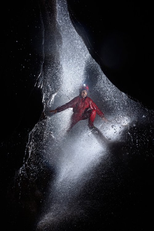 Mencilis Cave (Safranbolu, Turquie) : traversée par un spéléologue du rideau d'eau d'une cascade dans un passage étroit(SP-15-0908)