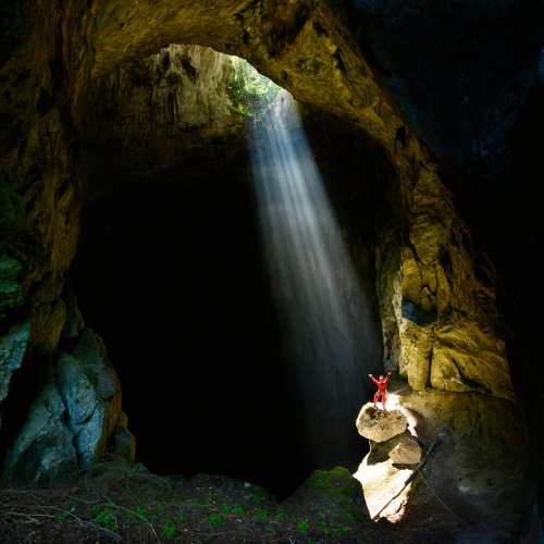 Edjer Cave  (Kure Mountains National Park - Turquie) : Puits d'entrée avec rayon de soleil (spéléo sur rocher)(SP-15-0935)