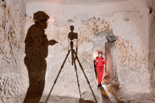 Cité troglodyte de Mazi - Cappadoce (Turquie) : Jeux d'ombres chinoises entre le photographe et son modèle.(SP-15-1026)