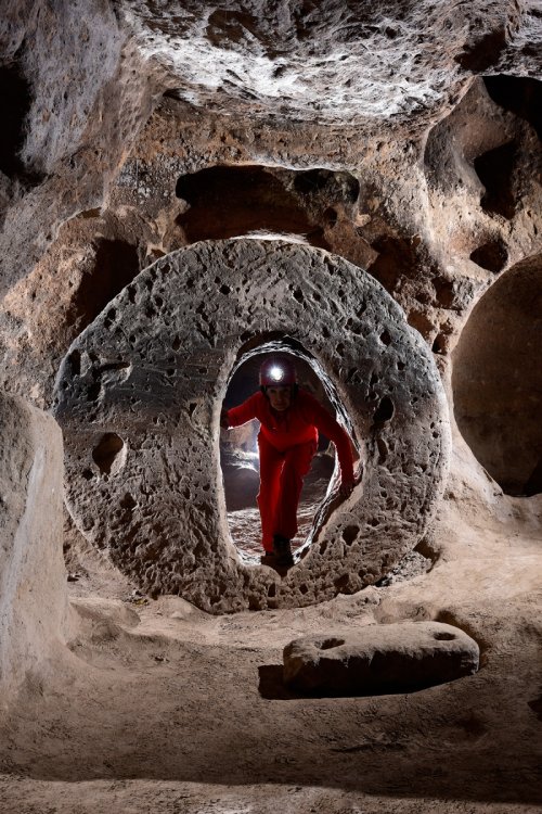 Cité troglodyte de Mazi - Cappadoce (Turquie): porte circulaire servant à bloquer les entrées.(SP-15-1033)