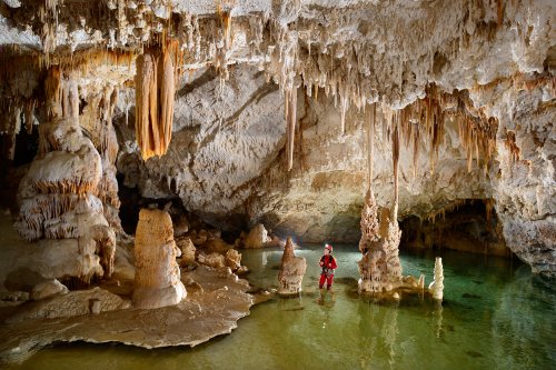 Cova de Na Mitjana (Majorque, Baléares, Espagne) - Grande salle concrétionnée avec un petit lac en relation avec la mer(SP-15-1216)