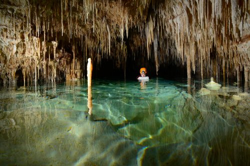 Cova des Pas de Vallgornera (Majorque, Baléares, Espagne). Cette cavité, la plus grande des Baléares, a été explorée sur plus de 67 km. Elle est accessible par une seule entrée (artificielle) située 22 m au dessus du niveau de la mer et à 400 m de la côte. Elle est protégée par une porte est son accès est réglementé. Elle est unique non seulement pour les concrétions exceptionnelles qu'elle renferme mais pour la progression dans des galeries qui ont été envahies par l'eau.

(SP-15-1254)