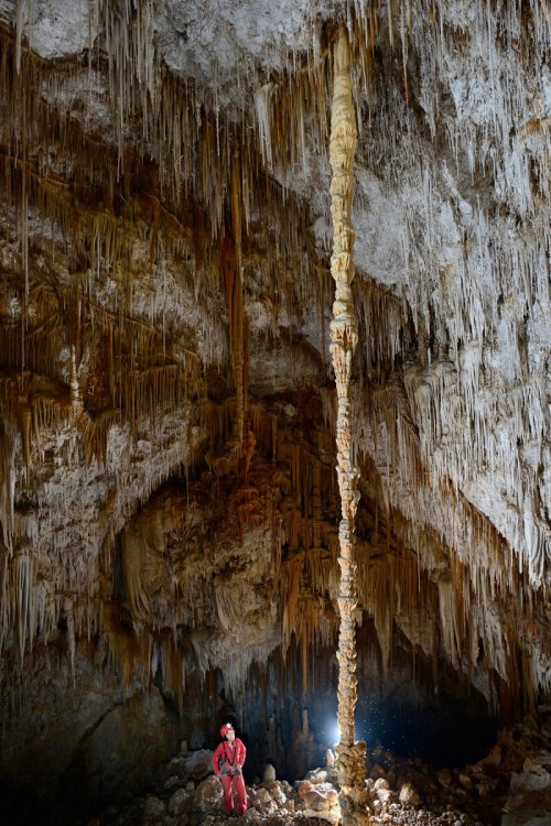 Avenc de s'Embut(Majorque, Baléares, Espagne) - Grande colonne de 13 mètres dans la salle finale.(SP-15-1373)
