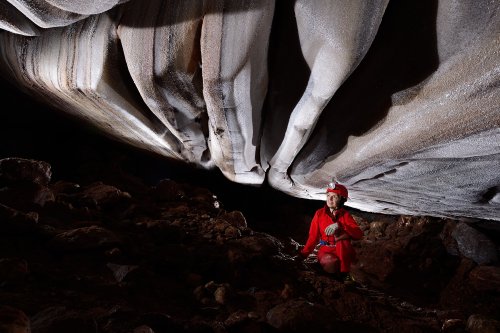 3N Cave (Iran, île de Qeshm, diapir de sel de Namakdan) - Entrée supérieure : plafond érodé dans les couches de sel verticales(SP-16-0003)