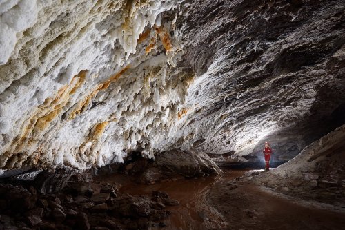 3N Cave (Iran, île de Qeshm, diapir de sel de Namakdan) : spéléo dans grande galerie avec cristaux de sel sur les parois(SP-16-0041)