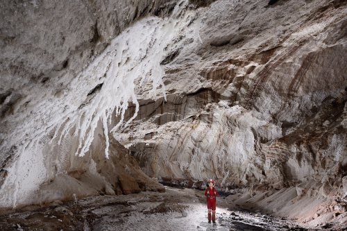 3N Cave (Iran, île de Qeshm, diapir de sel de Namakdan): spéléo dans grande galerie avec couches de sel grises au plafond et "chandelier" blanc en premier plan(SP-16-0061)
