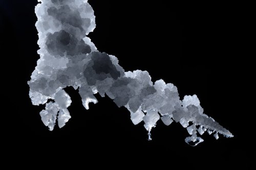 3N Cave (Iran, île de Qeshm, diapir de sel de Namakdan) : extrémité d'une stalactite avec cristaux de sel (SP-16-0100)