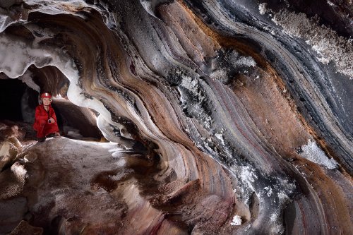 Daneshjoo Cave (Iran, île d'Hormoz) : spéléo dans galerie avec couches de sel colorées(SP-16-0120)