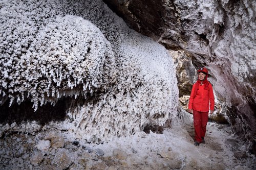Angouri Cave (Iran, dôme de sel de Dashti) : spéléo devant cristallisations blanches de sel dans une galerie(SP-16-0139)