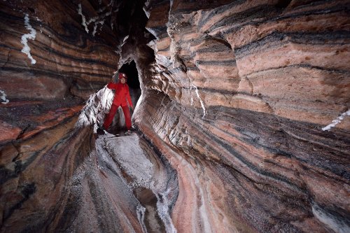 Shakhe Nabat Cave (Iran, dôme de sel de Dashti) : spéléo dans galerie avec couches de sel roses et rouges(SP-16-0158)