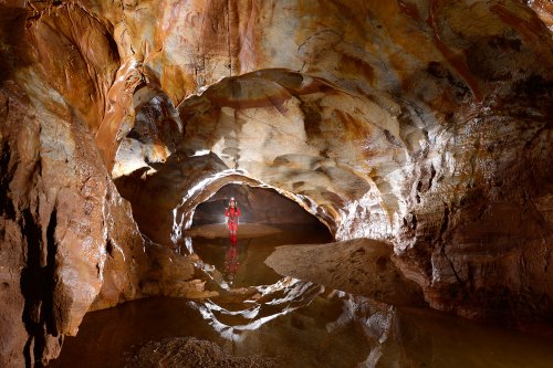 Grotte du PN 77 (Hérault) - Spéléo dans galerie finale avec rivière (SP-16-0169)