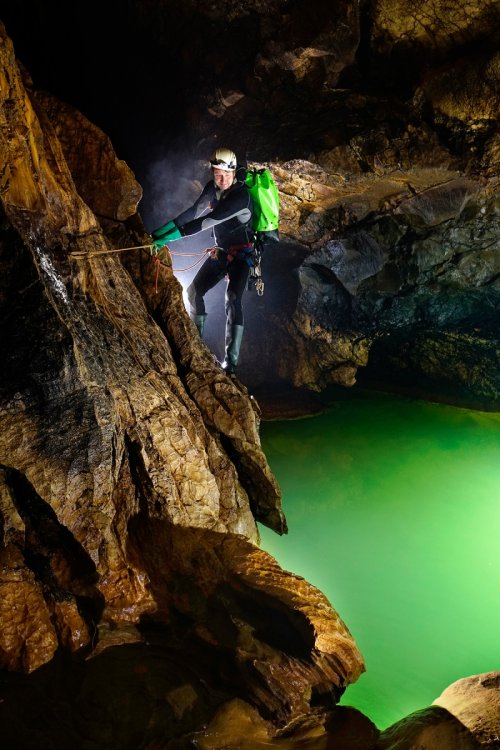 Grotte de la Castelette (Massif de la Sainte Baume, Var) : main courante au dessus d'un lac(SP-16-0213)
