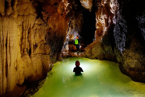 Grotte de la Castelette (Massif de la Sainte Baume, Var) : galerie avec gours(SP-16-0216)