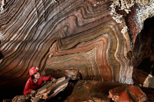 Cueva de Forat Mico (Espagne) : Cueva de sal (Espagne) : spéléo devant des plis dans les strates de sel sur les parois d'une galerie (détail)(SP-17-0177)