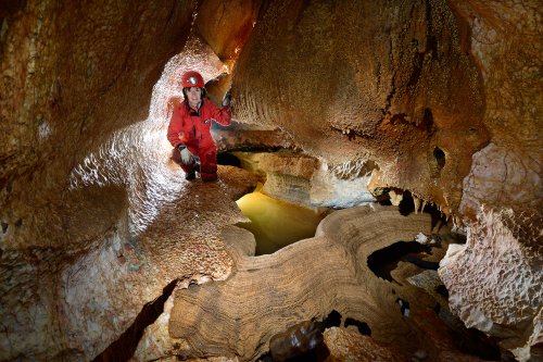 Tuglow Cave (Jenolan Karst Conservation Reserve, Australie) - Rivière avec barrière de calcite(SP-17-1199)